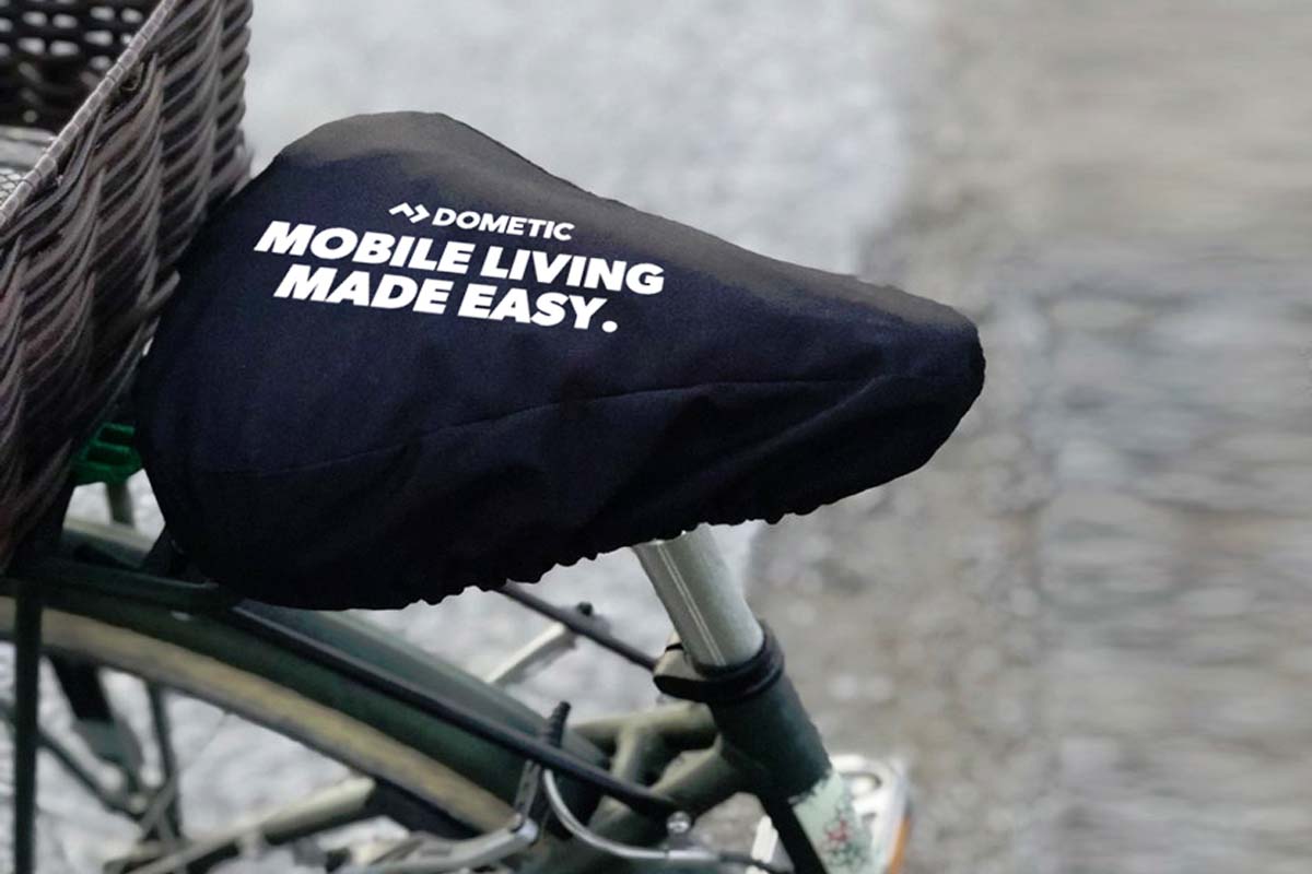 Fahrradsitz-Schutz mit Logo. Innovative Werbeidee für personalisierten Schutz und Markenpräsentation beim Radfahren