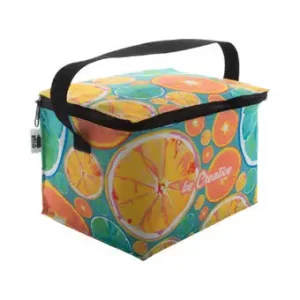 Individuelle Kühltasche mit Reißverschluss. Aluminiumpolsterung für 6 x 0,33 L Dosen. Material: 600D RPET Polyester. Preis inkl. Sublimationsdruck und RPET-Label.