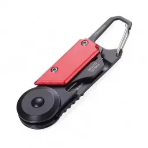 Mini-Werkzeug mit 5 Funktionen: Paketmesser, Karabinerhaken, Sägeklinge, Schraubendreher, Flaschenöffner. Aus 420 Edelstahl und Aluminium in rot/schwarz.